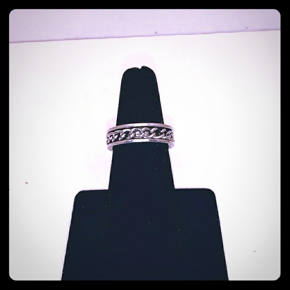 Silver tone chain link detail ring. size 7